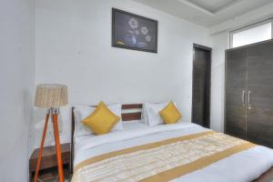 een slaapkamer met een bed en een foto aan de muur bij icyhotels ncr international in Noida