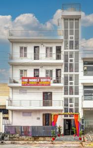 een wit gebouw met een bord erop bij icyhotels ncr international in Noida