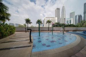 吉隆坡的住宿－Crest residence，一座城市天际线的游泳池
