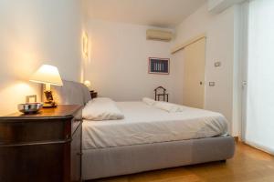 a bedroom with a bed and a table with a lamp at appartamento a 500 metri da San Siro in Milan