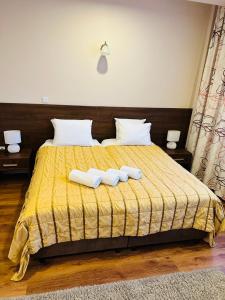een slaapkamer met een bed met twee handdoeken erop bij HOTEL MINERO in Tuzla