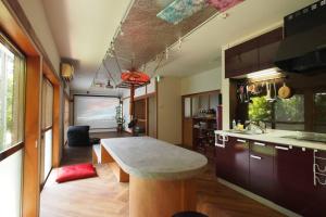 a kitchen with a large island in a room at BBQ施設徒歩圏内&露天風呂付き&箱根を大勢で遊びたい &癒されたい in Gora