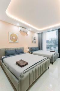 - une chambre avec 2 lits dans l'établissement Morden Apt/Central/2Br/City view/, à Hanoï
