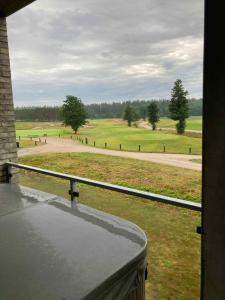 balcone con vista su un campo da golf. di Cottage Near Scandinavias Finest Golf Courses a Nimtofte