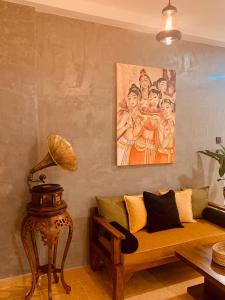 uma sala de estar com um sofá e uma pintura na parede em Breeze Bay Villa em Dickwella