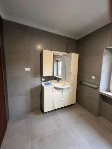 bagno con lavandino e specchio di Chambre meublé à Belval a Sanem