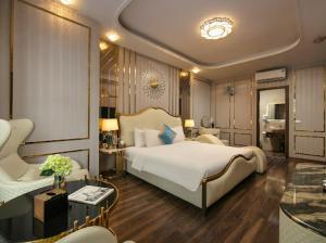 ein Schlafzimmer mit einem großen Bett und ein Wohnzimmer in der Unterkunft Bao Ngoc Hotel Linh Dam in Hanoi