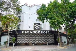 ein Gebäude mit einem bao nococ hotel in der Unterkunft Bao Ngoc Hotel Linh Dam in Hanoi