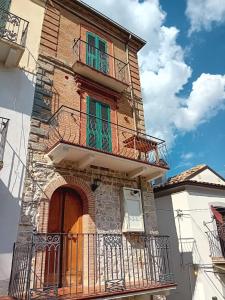 een hoog gebouw met groene ramen en een balkon bij Abruzzo Villa Santa Maria Torretta Donna Anna in Villa Santa Maria