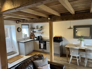 eine Küche mit einem Sofa und einem Tisch in einem Zimmer in der Unterkunft The Barn Suite with Hot Tub in Bainbridge