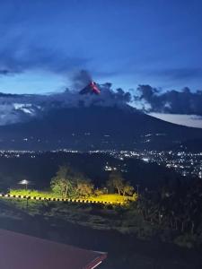 une montagne avec un drapeau rouge au-dessus dans l'établissement Arthur Private Resort, à Legazpi