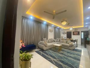 uma sala de estar com sofás e um tapete em Krishna Villa em Bhubaneshwar