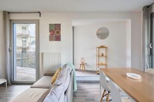 - un salon avec un canapé et une table dans l'établissement Flat close to the metro with parking & 2 balconies, à Lille