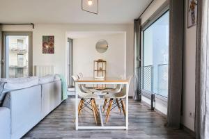 Khu vực ghế ngồi tại Appartement proche métro & 2 balcons + parking