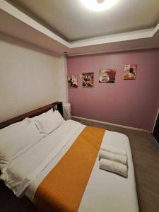 una camera da letto con un letto grande con due asciugamani sopra di Arthur Private Resort a Legazpi