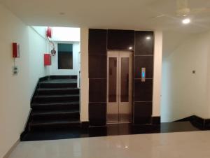 un corridoio con scala e porta in un edificio di RELAX INN a Guwahati