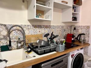 encimera de cocina con fregadero y lavavajillas en Dakar cosy maison avec terrasse by immo kit bnb en Dakar