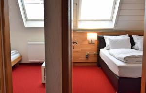 Postel nebo postele na pokoji v ubytování Cafe-Hotel Altreuter