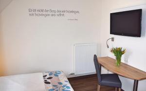TV a/nebo společenská místnost v ubytování Cafe-Hotel Altreuter