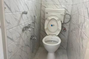 Budget friendly Mini Heaven في كولْكاتا: حمام مع مرحاض ودش