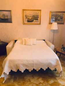 ジェノヴァにあるMAISON IVA & GIO' OLD STYLEのベッドルーム1室(大型ベッド1台、枕2つ付)