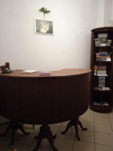 a desk in a room next to a shelf at LA MAGNOLIA 2.0 in Candelo