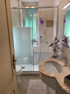 uma casa de banho com um chuveiro, um lavatório e um WC. em MAISON IVA & GIO' OLD STYLE em Gênova