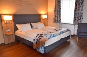 Postel nebo postele na pokoji v ubytování Cafe-Hotel Altreuter