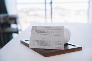 大叻的住宿－Canary Dalat Hotel，一张纸,坐在木桌上