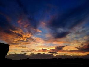 Alba o tramonto visti dall'interno della stanza in casa privata o dai dintorni