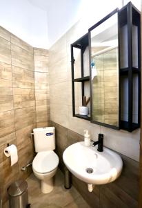 een badkamer met een wit toilet en een wastafel bij Στυλ & άνεση στο κέντρο La Maison 12 Ανακαινισμένο διαμέρισμα in Larisa