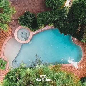 una vista aérea de una piscina en un complejo en Villa Mas de la Mer, en La Ciotat