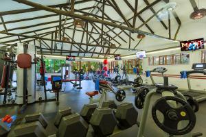 een fitnessruimte met veel cardio-apparatuur bij Sawela Lodges in Naivasha