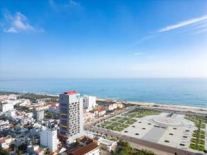uma vista aérea de uma cidade e do oceano em Wink Hotel Tuy Hoa Beach - 24hrs stay & Rooftop Pool Bar em Tuy Hoa