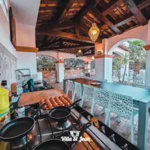 a kitchen with a stove and a counter top at Villa Mas de la Mer in La Ciotat