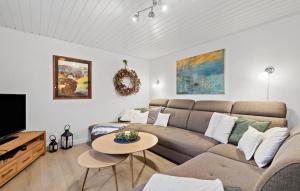 ein Wohnzimmer mit einem Sofa und einem Tisch in der Unterkunft Nice Home In Oksbl With Kitchen in Oksbøl