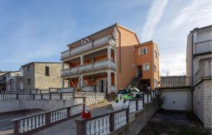 Το κτήριο όπου στεγάζεται  το διαμέρισμα