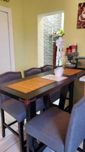 uma mesa de jantar com cadeiras e uma mesa de madeira em Eastwood Escape em Nassau