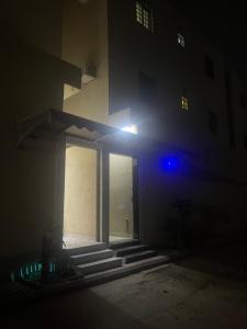 um edifício à noite com uma luz azul sobre ele em شقة غرفتين نوم و دورة مياه و صاله كبيره ومطبخ حي الرمال بالرياض em Riyadh