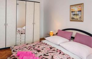 sypialnia z łóżkiem i dużą szafką w obiekcie 3 Bedroom Gorgeous Home In Banjol w mieście Banjol