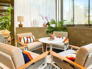 Χώρος καθιστικού στο voco Doha West Bay Suites by IHG
