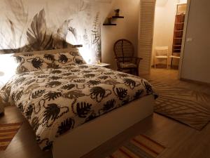una camera da letto con un letto con un piumone bianco e nero di Daysin Apartments & Parking a Palermo