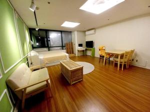 - une chambre avec un lit et une table dans l'établissement Private house near Hongdae with Elevator, à Séoul