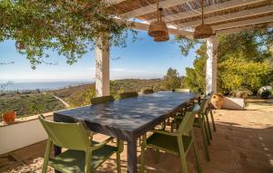 una mesa y sillas en un patio con vistas en 3 Bedroom Stunning Home In Algarrobo, en Algarrobo