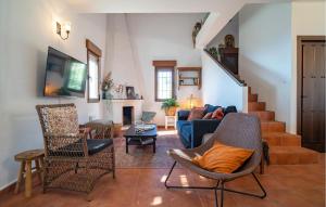 sala de estar con sofá azul y sillas en 3 Bedroom Stunning Home In Algarrobo, en Algarrobo