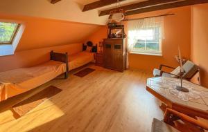 um quarto com duas camas e uma secretária em 4 Bedroom Cozy Home In Lidzbark Warminski em Lidzbark Warmiński