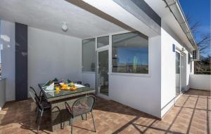 een patio met een tafel en stoelen bij Stunning Apartment In Slime With House A Panoramic View in Slime