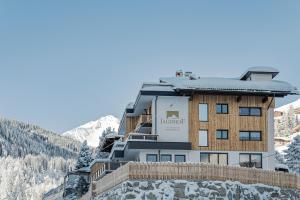 ホテルから撮影された、または一般的な山の景色