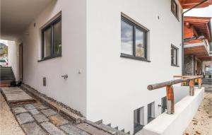 ein weißes Haus mit schwarzen Fenstern und Treppen in der Unterkunft Stunning Apartment In Fieberbrunn With Wi-fi in Fieberbrunn