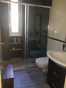 ガリポリにあるVicolo del Mare Baia Verde - Gallipolitravelのバスルーム(シャワー、トイレ、シンク付)